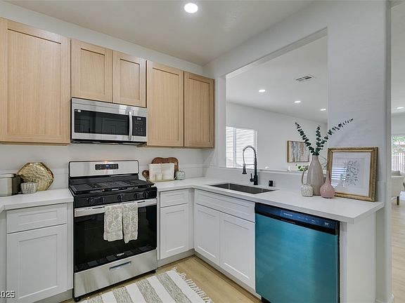 3rd image of 7948 Fantail Dr