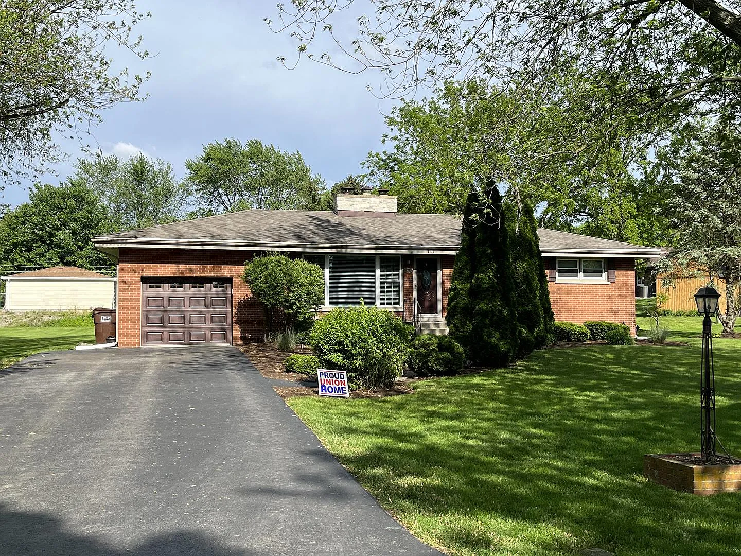 411 Prairie Ave photo 1