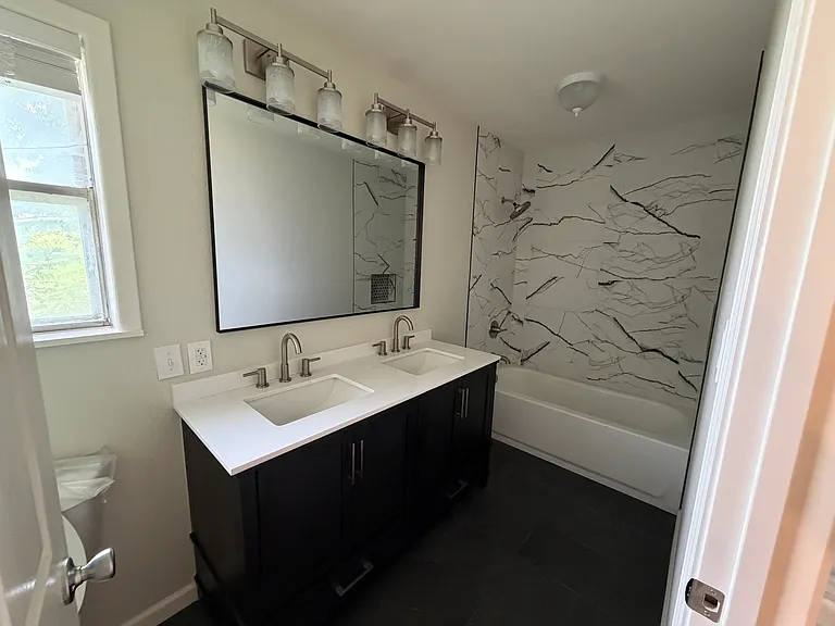 2729 Rio Grande St — Photo 2