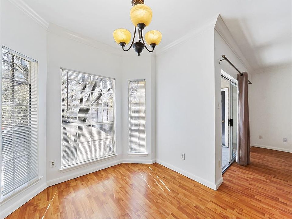 Dinning area off the kitchen with beautiful bay windows