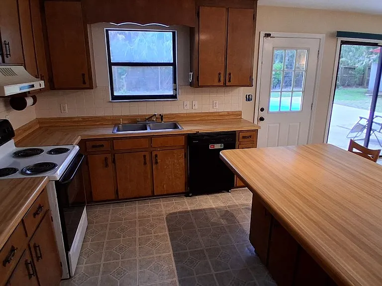 1016 NW 12th Ave — Photo 12