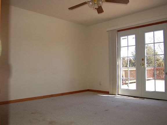 Mstr bed w/doors to deck