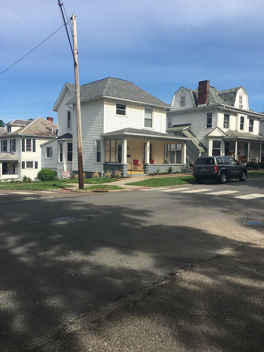 284 Lynn St photo 1