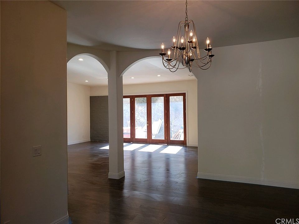 1st image of 211 Country Club Pl