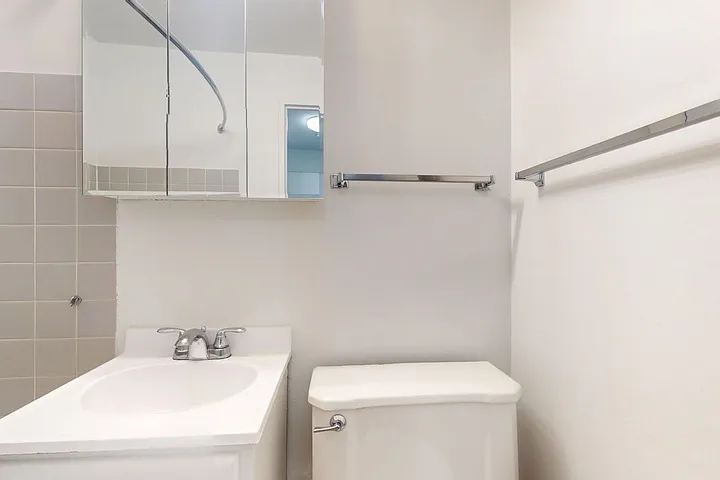 Lake Meadows Apartments — Photo 303