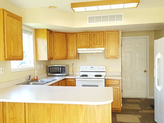 Kitchen with appliances 