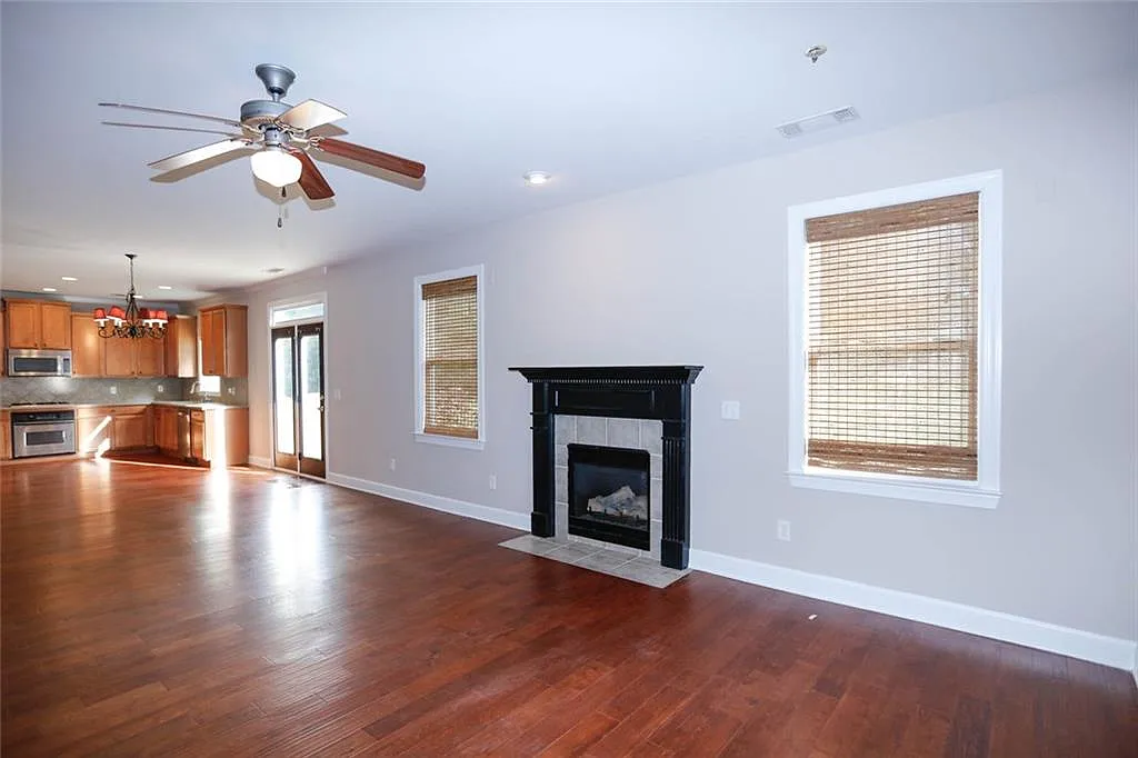 5 bed, 2.5 bath, 2934 sqft, $3,000 — Photo 4