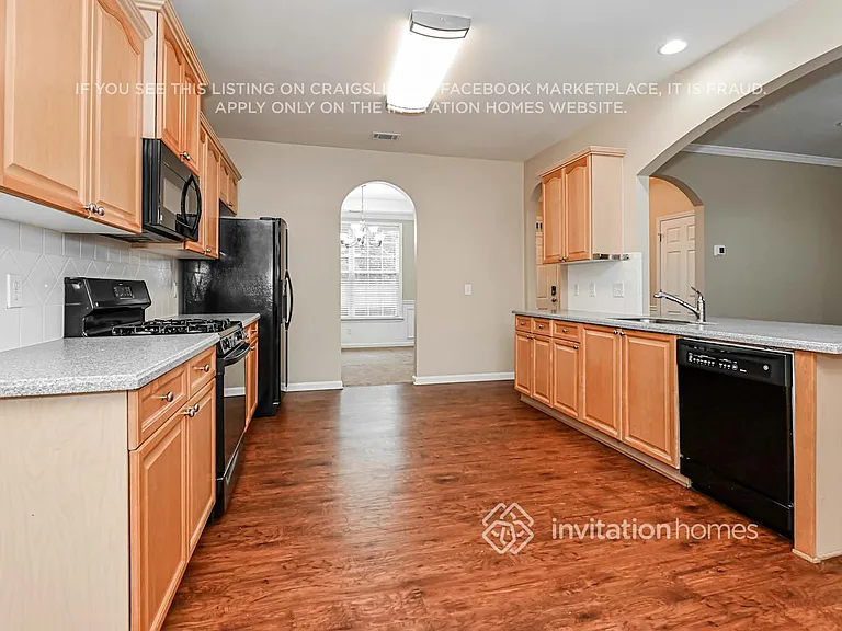 940 Island Bluff Ln — Photo 6