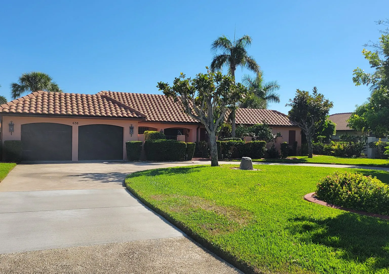 Season / Short-Term Large 4/3 Canal Home With Heated Pool — Photo 1