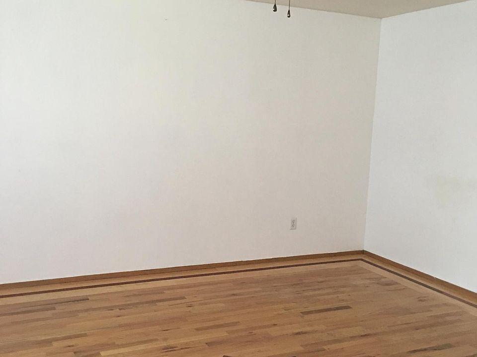 Real hardwood floor through out the house