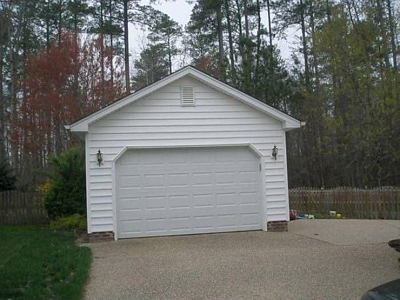 Detached garage