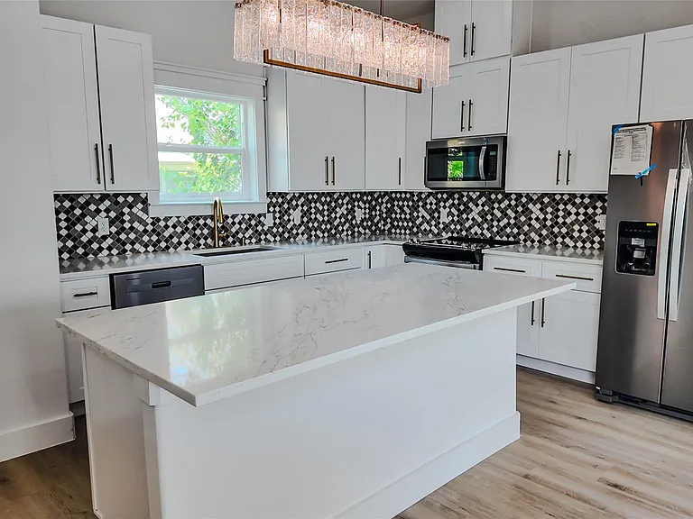 819 N Loop — Photo 14