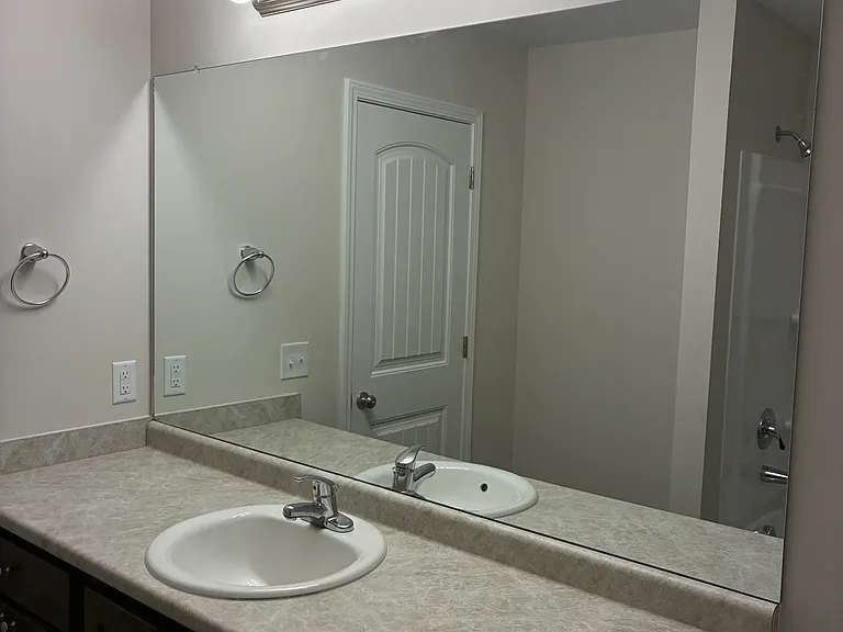 103 Continental Dr — Photo 3