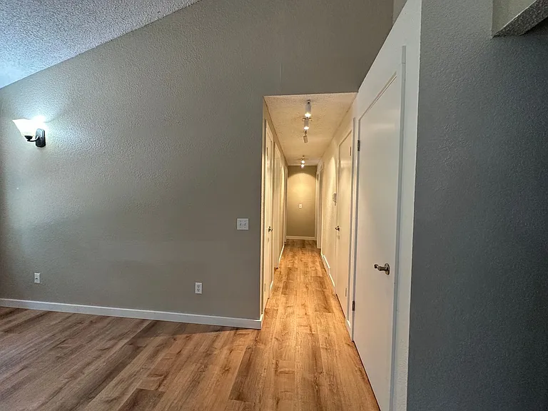 1479 Greenville Dr — Photo 7