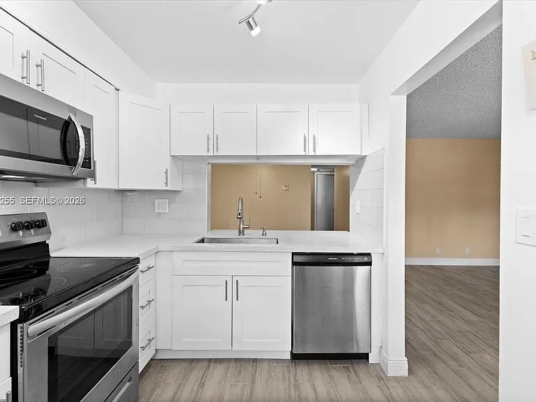 3047 N Oakland Forest Dr #204 — Photo 3