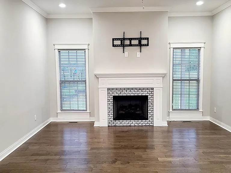 620 Montrose Dr — Photo 10