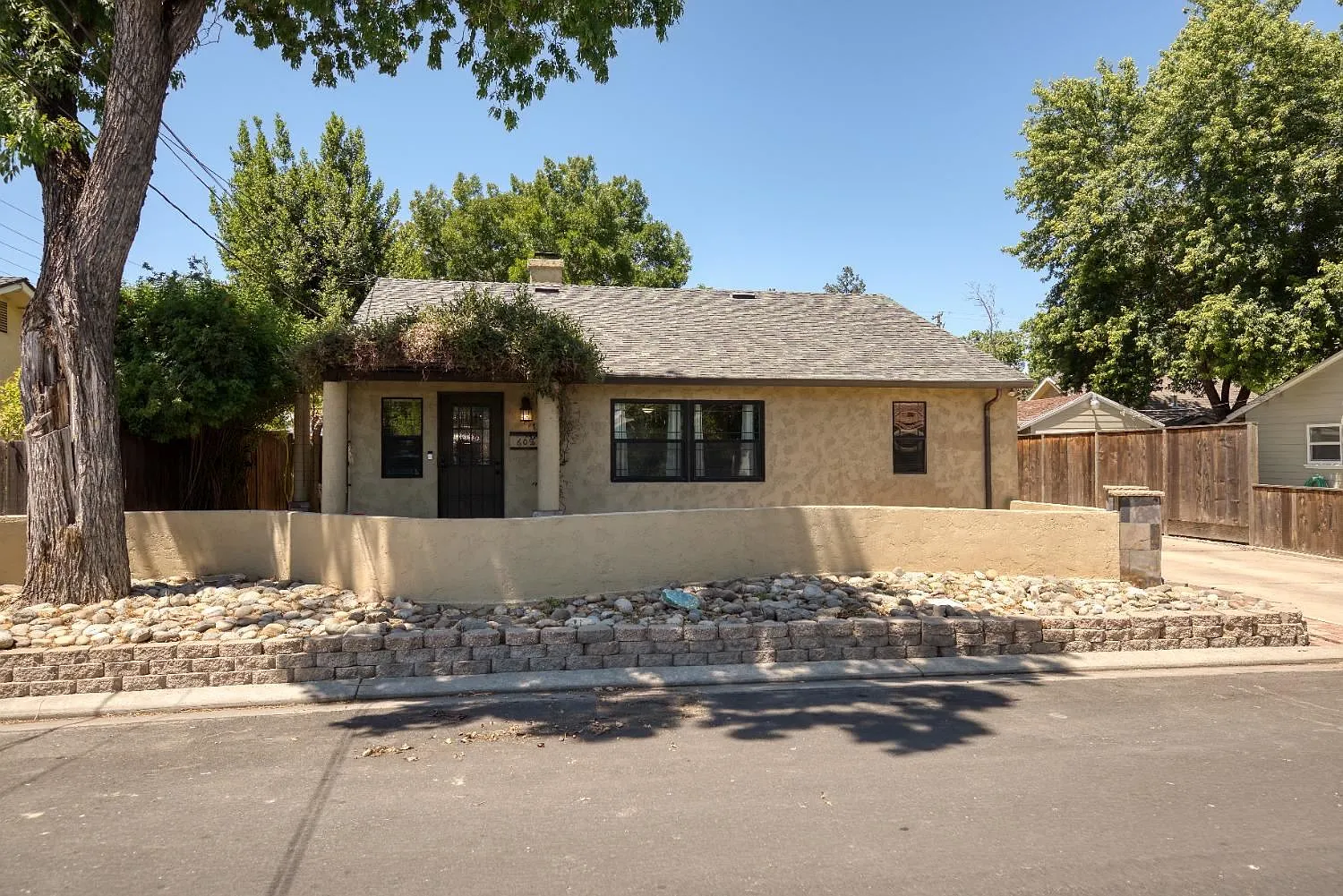 609 El Camino Ave photo 1