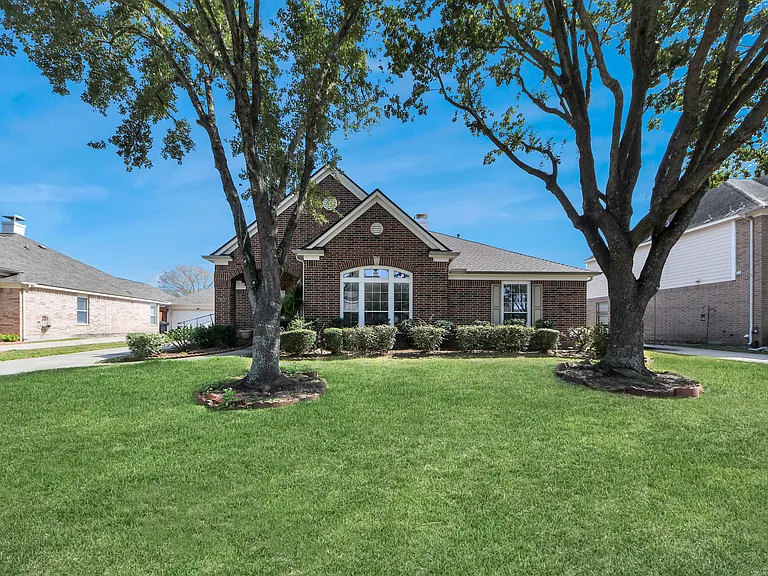 9818 Glassford Dr — Photo 3