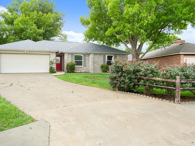 2113 Rosemary Ln — Photo 1