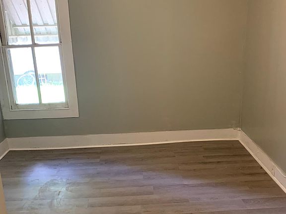 5th image of 213 E Bell St