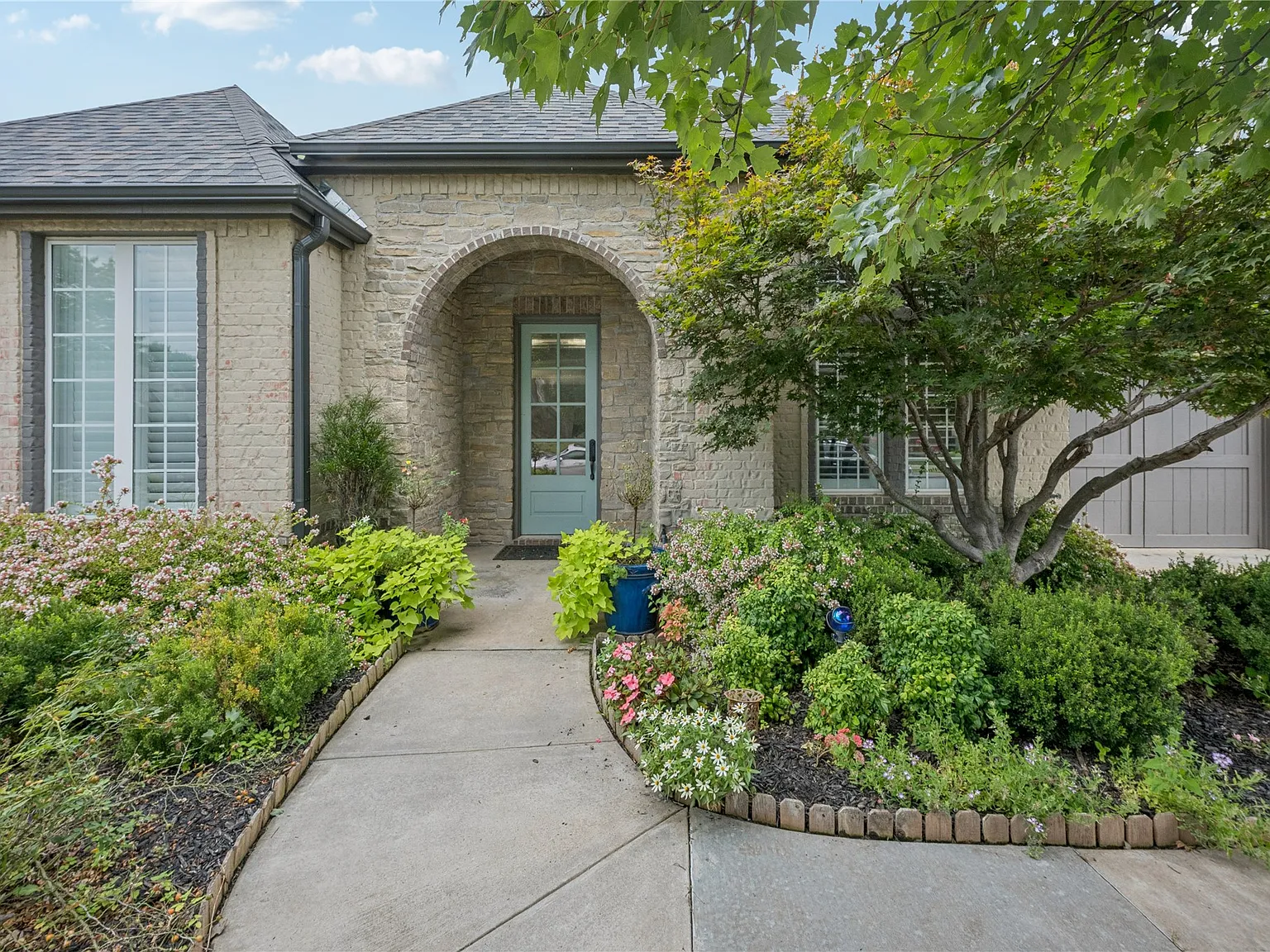 4 bed, 3.5 bath, 2772 sqft, $3,400 — Photo 1