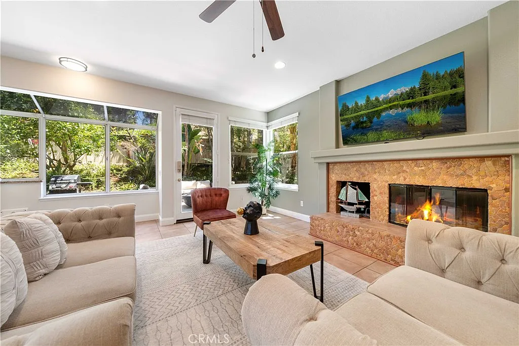 4 bed, 2.5 bath, 2416 sqft, $7,000 — Photo 2