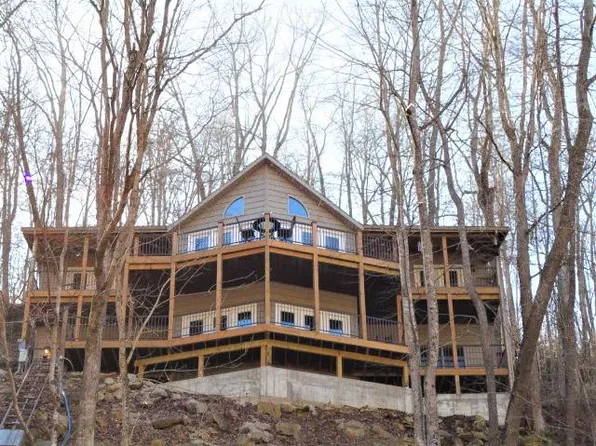 300 Hiawatha Dr, Caryville, TN 37714