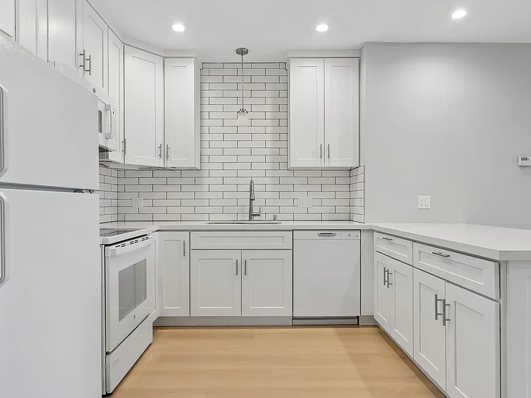 116 N Wetherly Dr — Photo 22