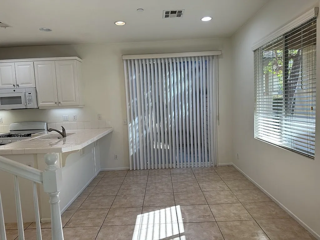 3 bed, 2.5 bath, 1598 sqft, $3,000 — Photo 3