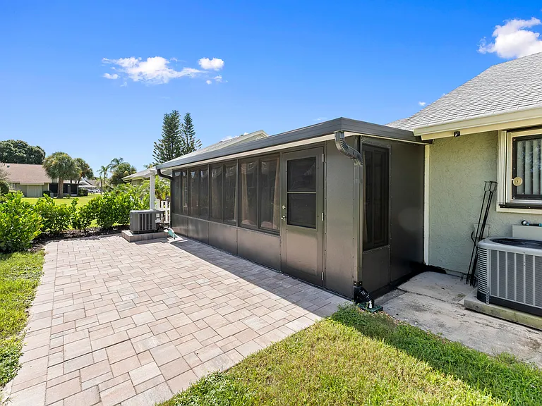 1431 SE Berwick Ct — Photo 19