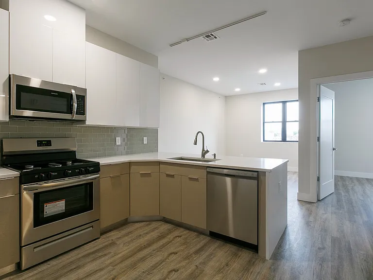 6020 Hudson Ave — Photo 9