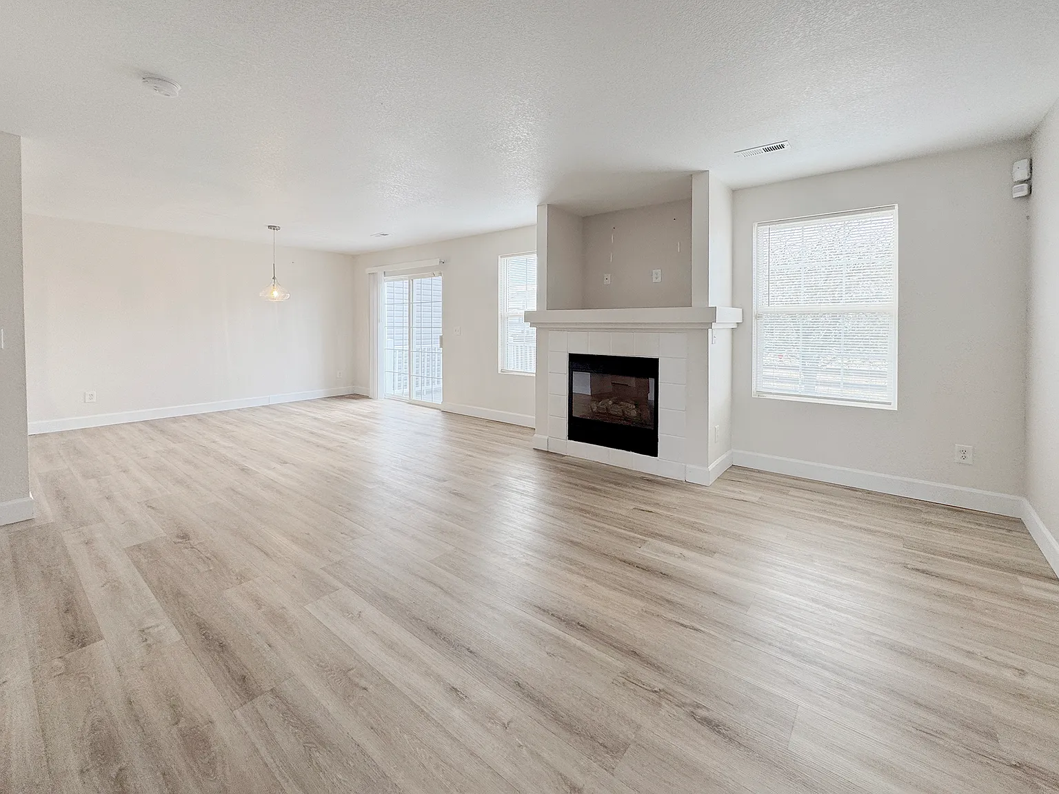 3 bed, 1400 sqft, $2,700 — Photo 3