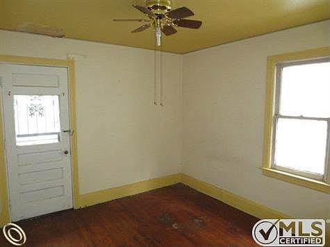 261-925603 bedroom 1.JPG