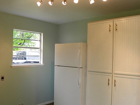 3rd image of 905 Apple St