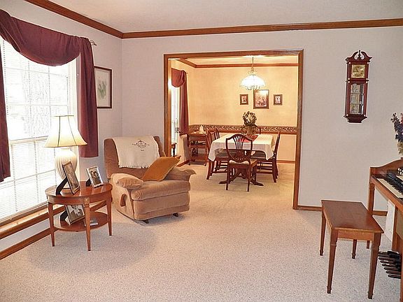 Formal living & dining rooms