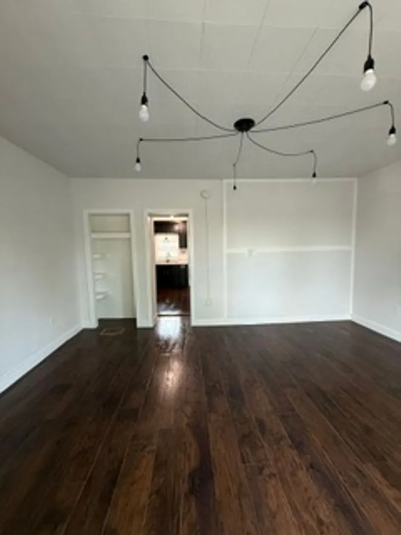 523 E End Ave — Photo 4