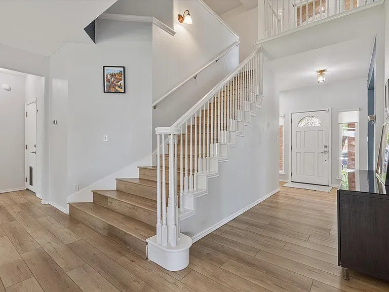706 Hilltop Dr — Photo 4