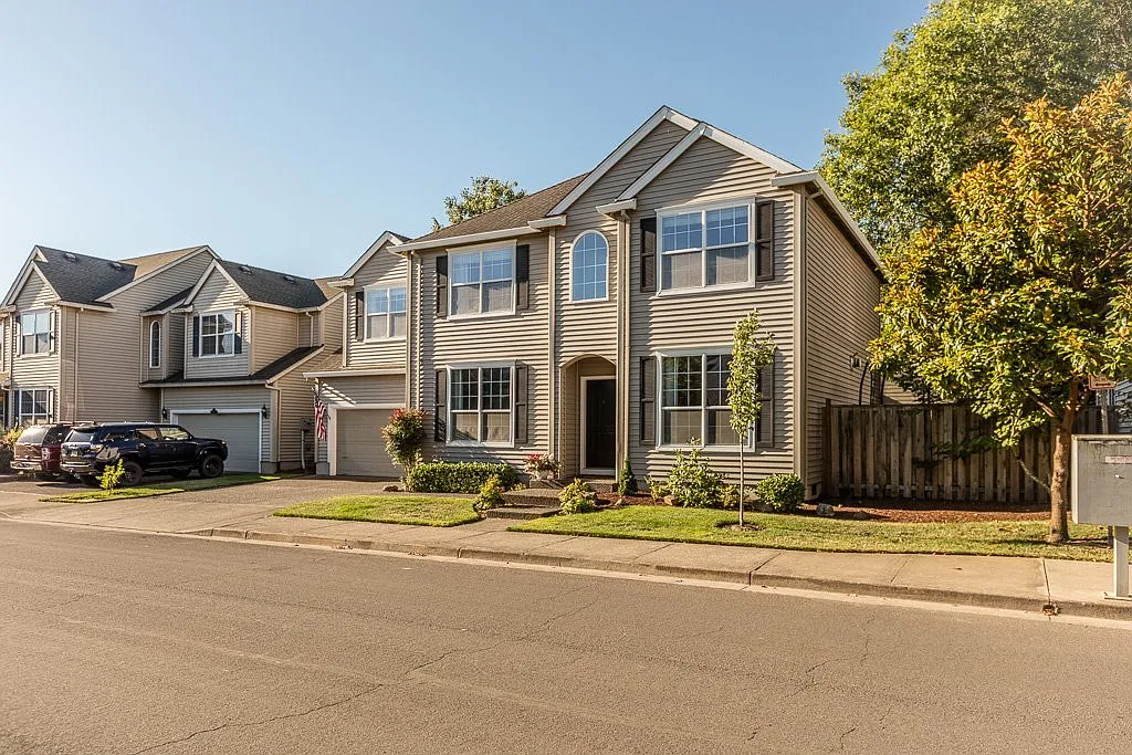 Desirable Applewood Park 4 Bedroom 2.5 Bathroom Home Available April 23 — Photo 2