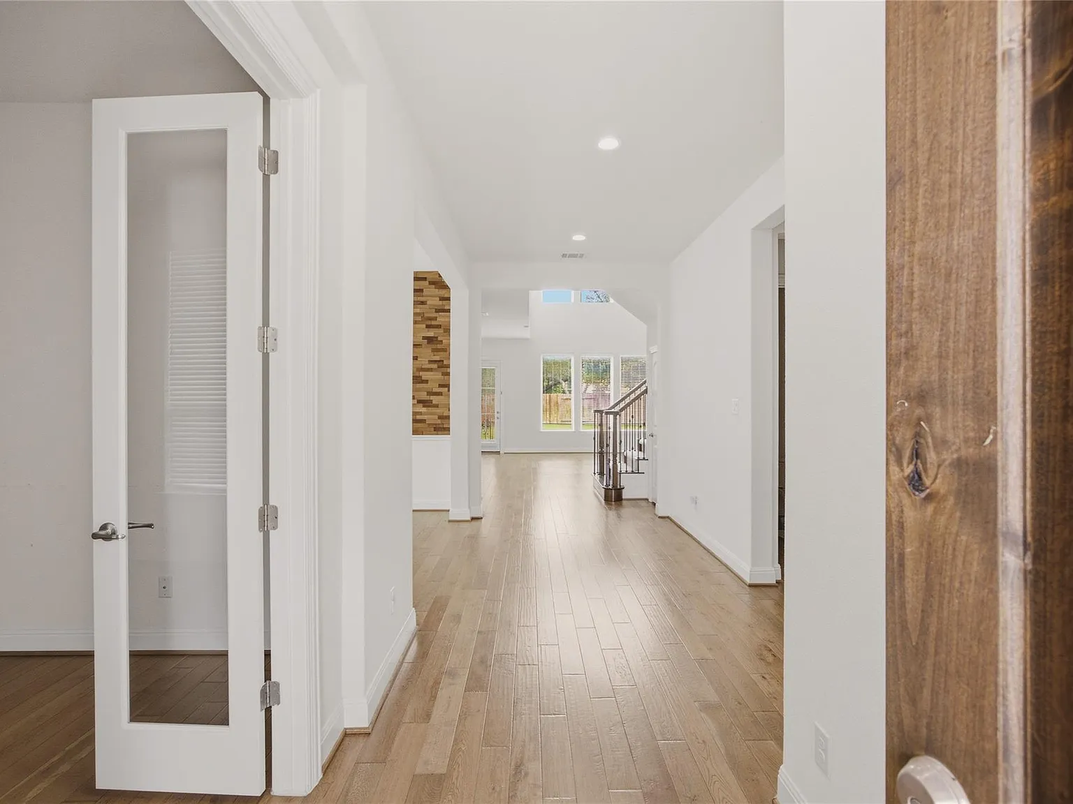5 bed, 3.5 bath, 4149 sqft, $3,900 — Photo 2