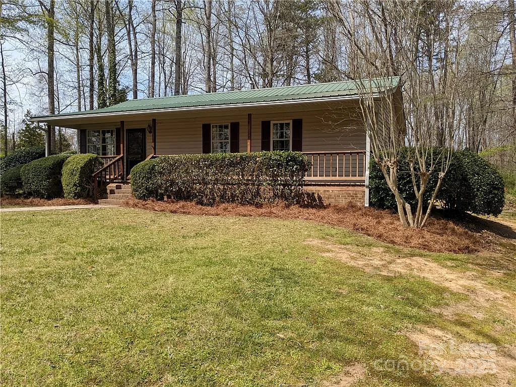 3 bed, 1012 sqft, $1,750 — Photo 2