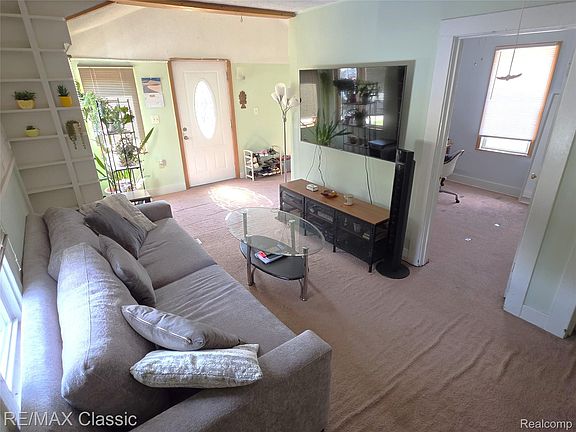 3rd image of 324 W Hudson Ave