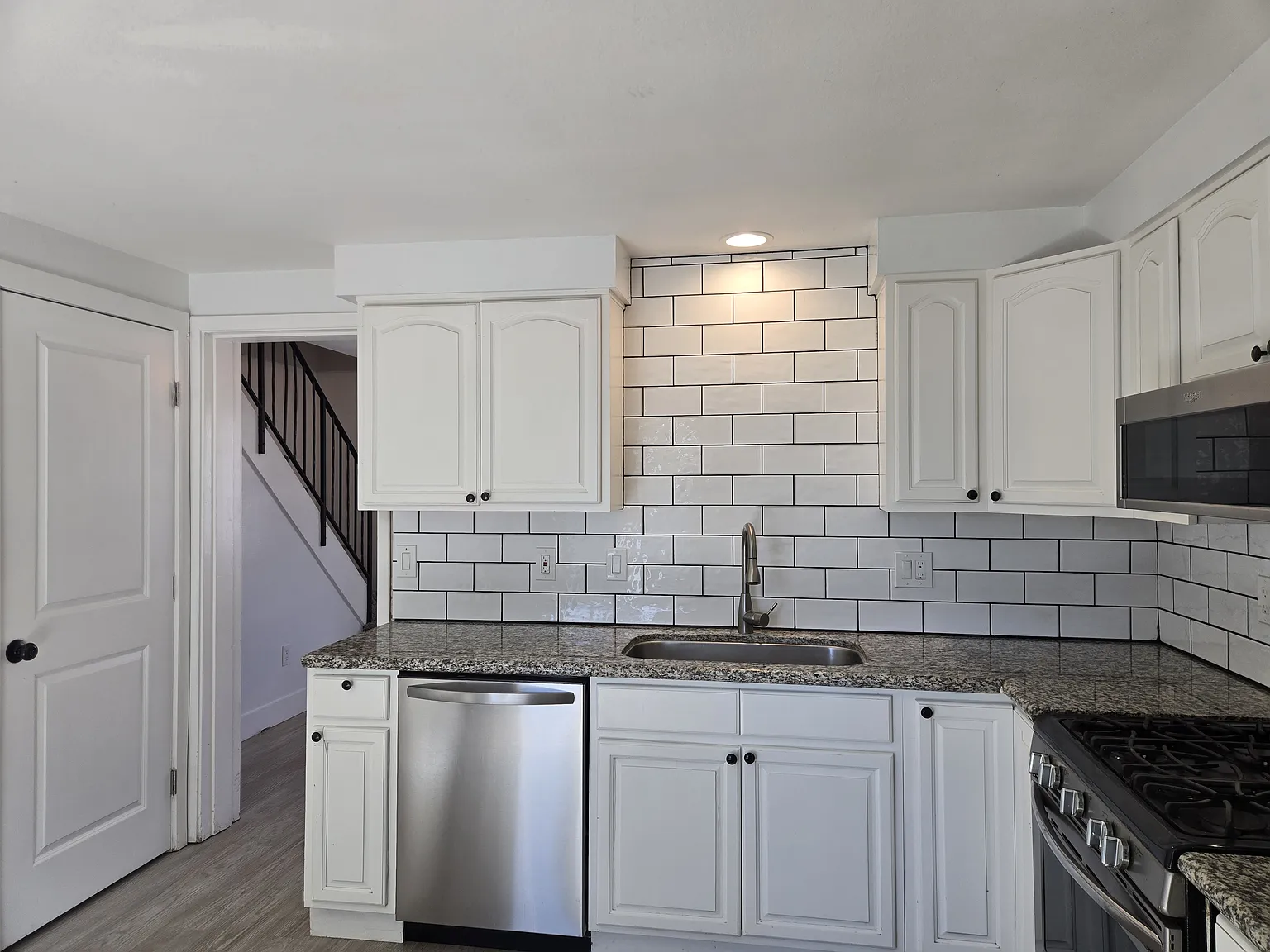 2 bed, 1.5 bath, 864 sqft, $1,700 — Photo 3