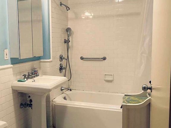 3rd image of 99 Jane St APT 2E