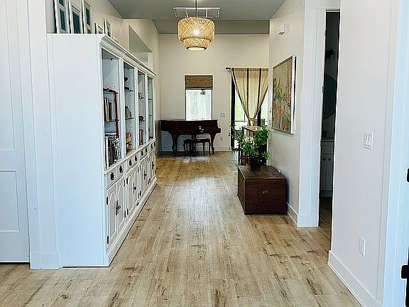 5th image of 929 Iris Dr