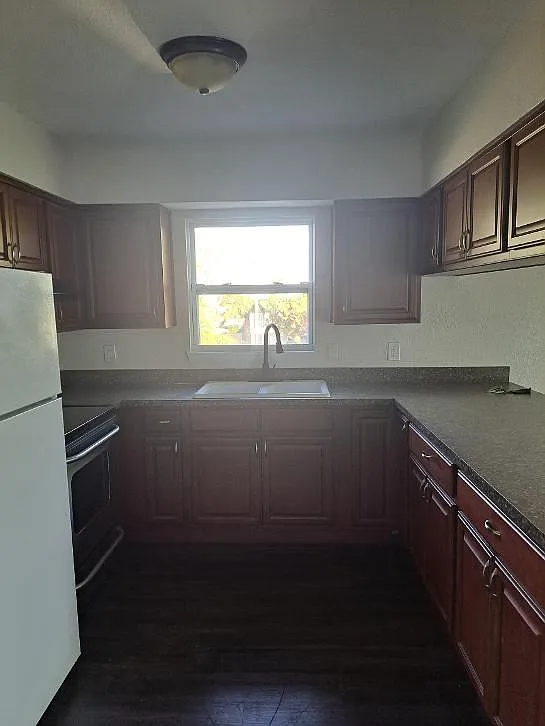 2 bed, 700 sqft, $1,900 — Photo 3