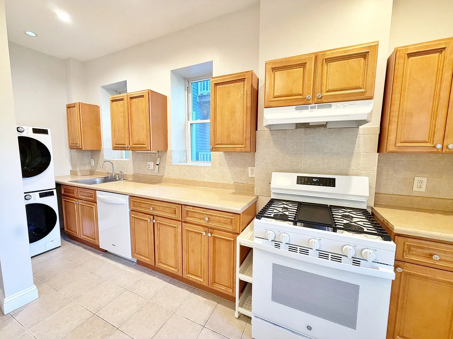 3 bed, 1.0 bath, 1216 sqft, $2,900 — Photo 3