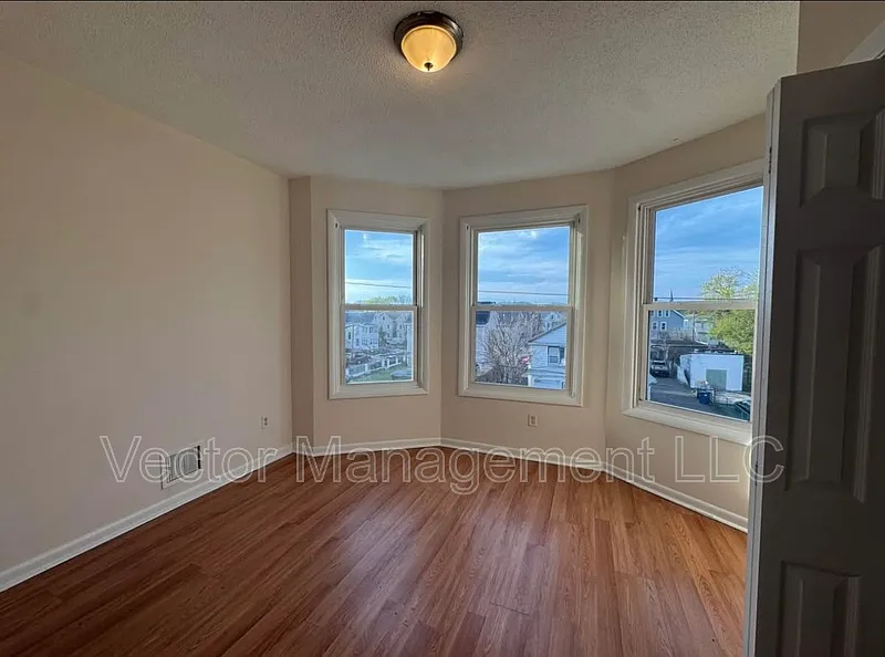 3 bed, 1.0 bath, 1115 sqft, $1,650 — Photo 3