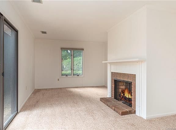 4th image of 10 Bradford Cir