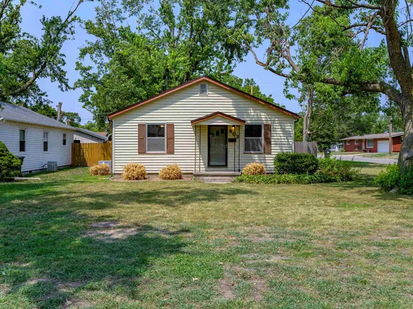 803 Spruce St, Halstead, KS 67056