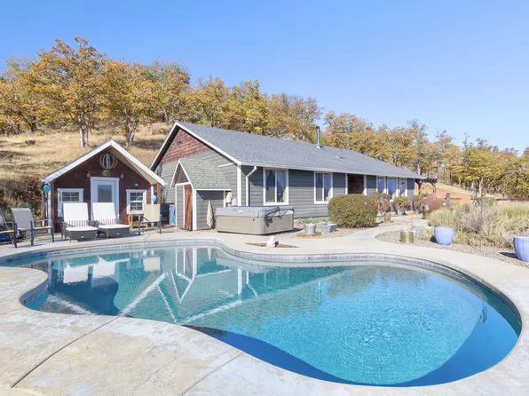 460 Sams Creek Rd, Gold Hill, OR 97525